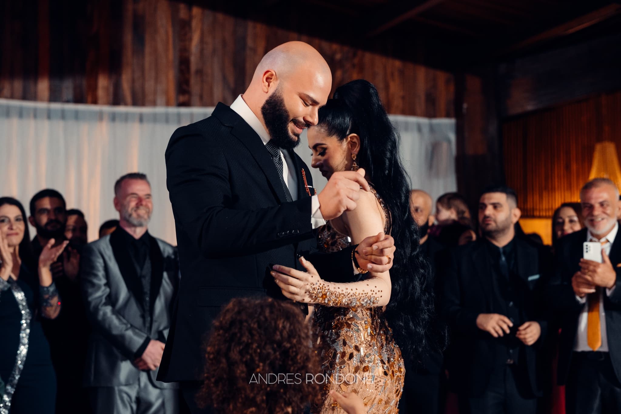 Pareja compartiendo un momento emotivo durante la celebración de su boda