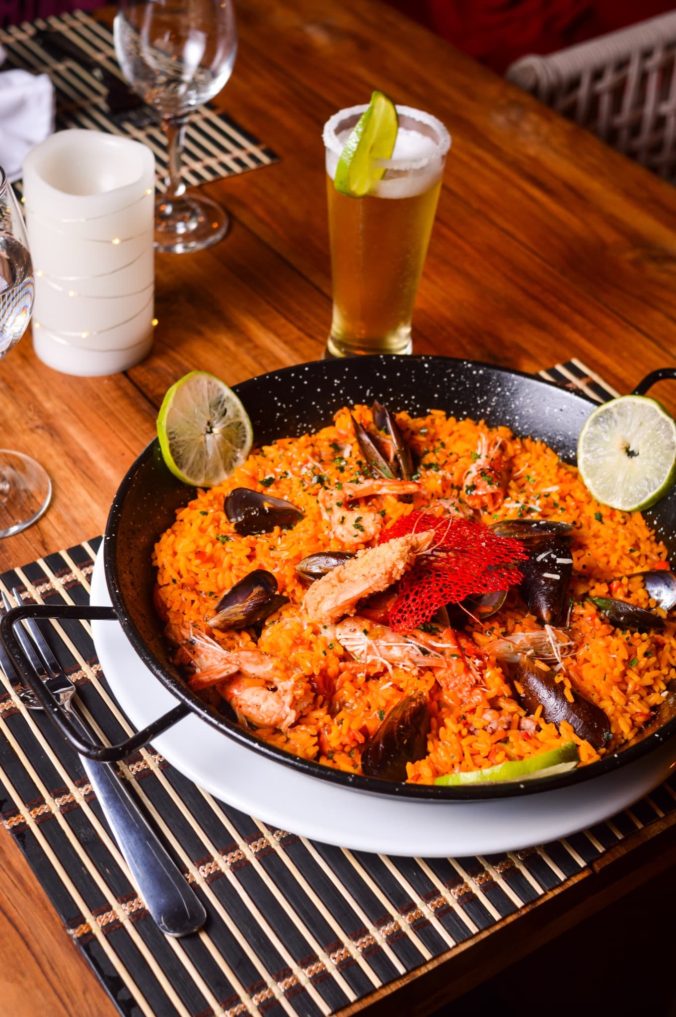Paella de mariscos presentada para fotografía gastronómica
