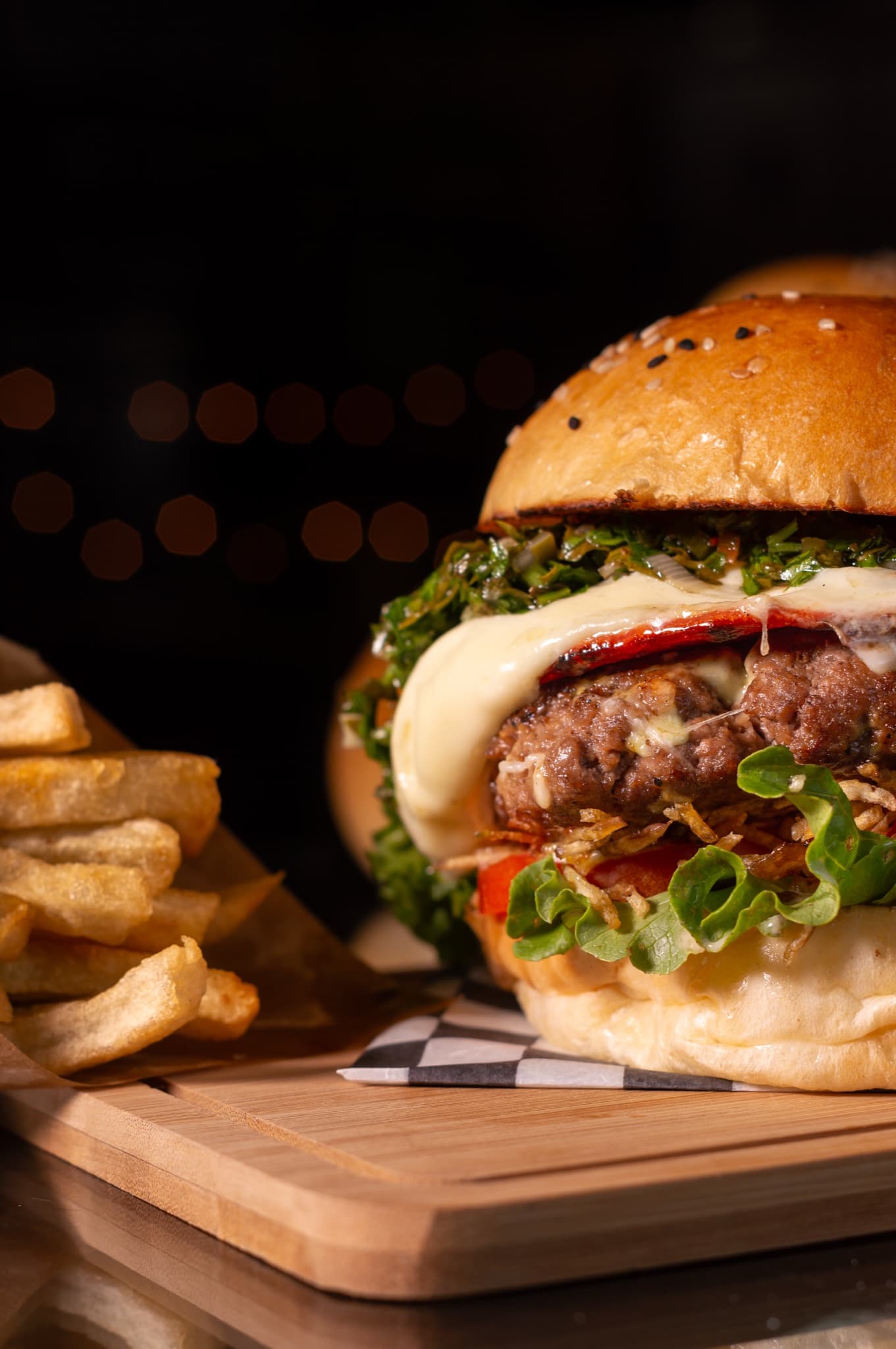 Hamburguesa artesanal fotografiada en primer plano