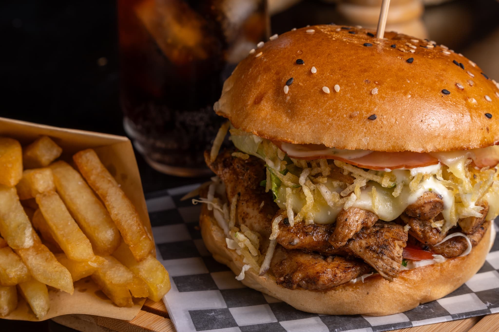 Hamburguesa de pollo acompañada de papas fritas