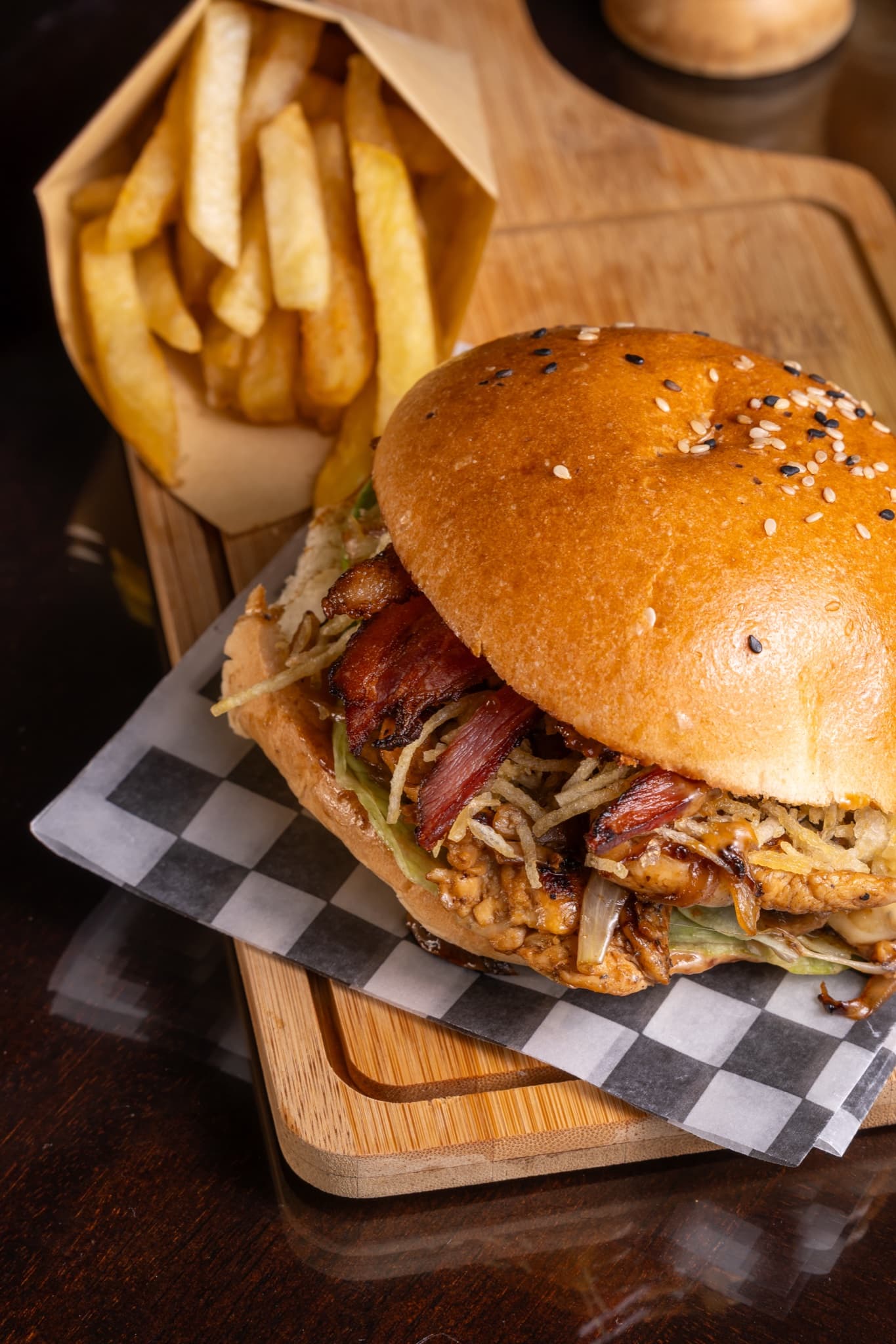 Hamburguesa artesanal en composición vertical de producto