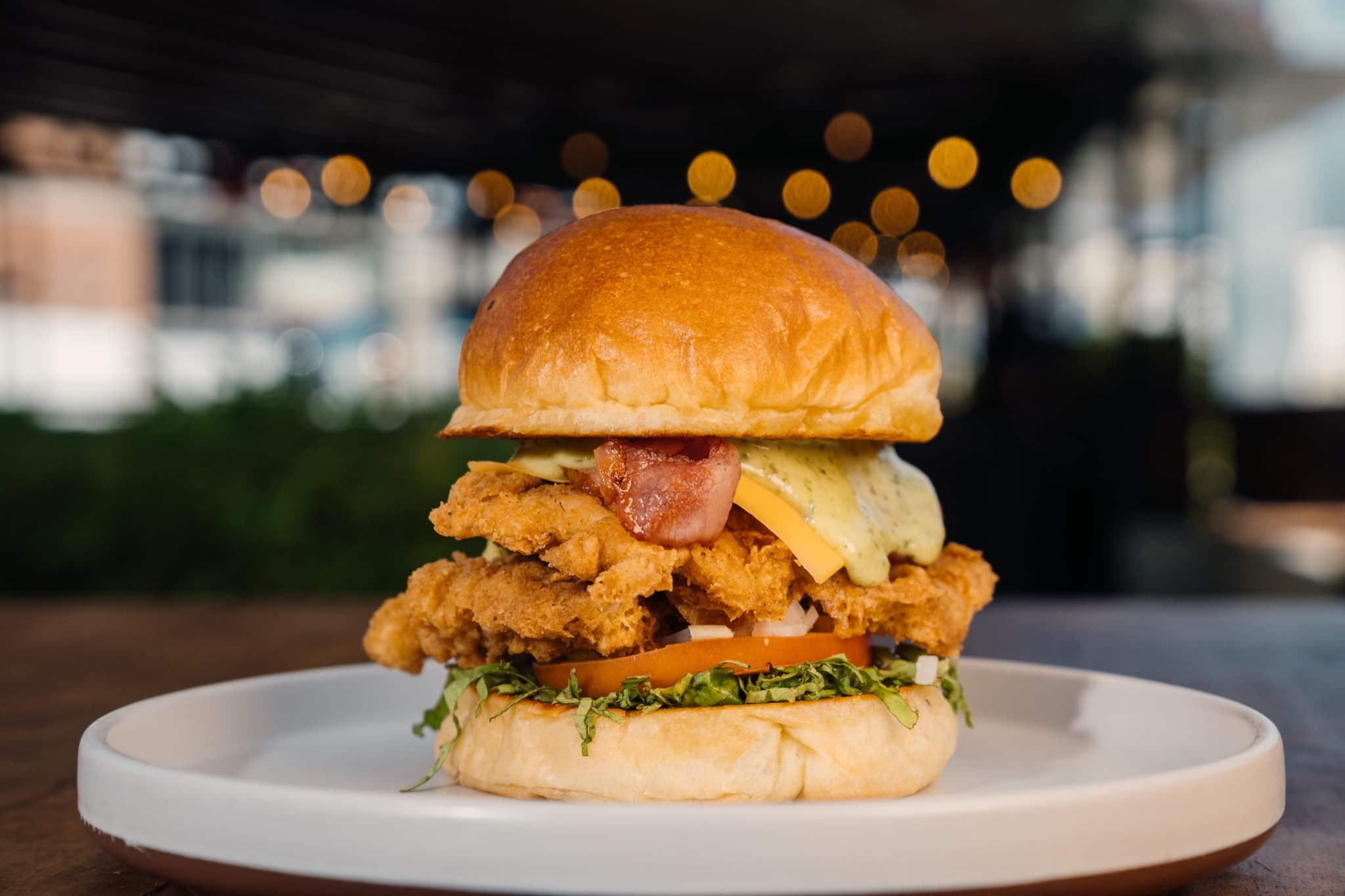 Hamburguesa de pollo fotografiada con fondo de restaurante